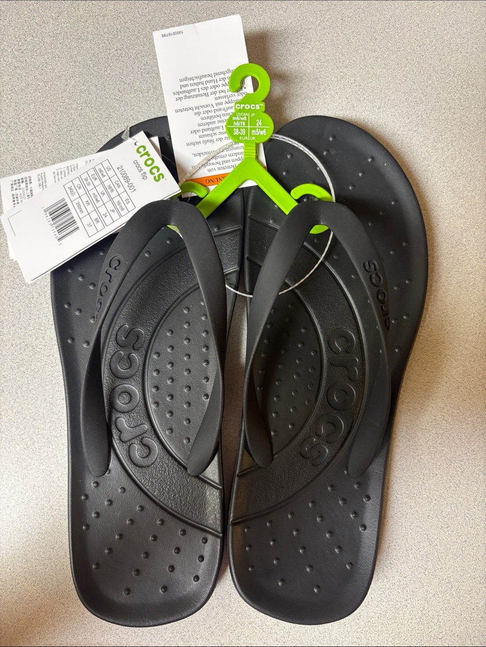 BNWT UNISEX CROCS BLACK FLIP FLOP SIZE M6 W8